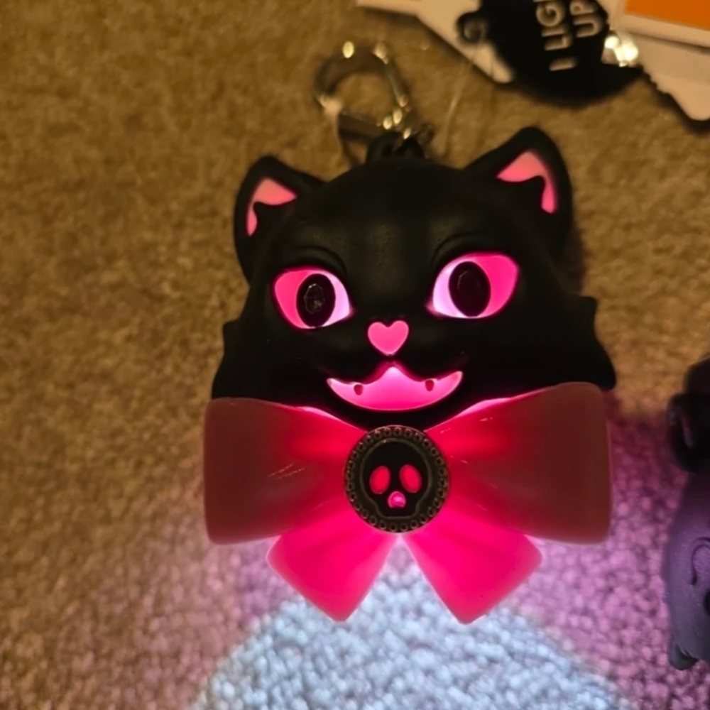 BATH AND BODY WORKS LIGHT UP CAT PINK BOW POCKETBAC NEW HOLDER HALLOWEEN 2025